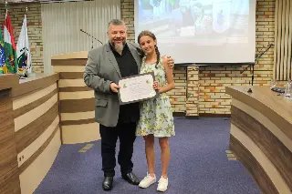 Estudantes com as melhores médias do ano recebem o diploma de Aluno Nota Dez - 9