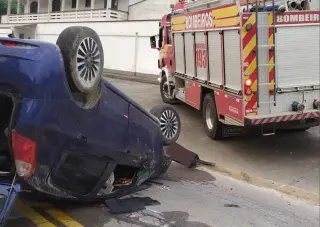 Carro capota em Brusque e motorista não é encontrado - 2