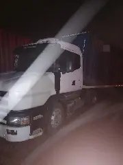 Carro bate na traseira de caminhão reboque durante a madrugada - 1