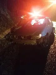 Carro bate na traseira de caminhão reboque durante a madrugada - 2