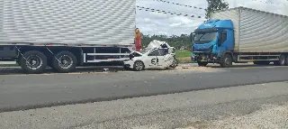 (URGENTE) Carro é prensado entre caminhões na Ivo Silveira - 4