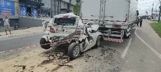 (URGENTE) Carro é prensado entre caminhões na Ivo Silveira - 2