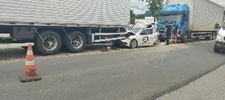 (URGENTE) Carro é prensado entre caminhões na Ivo Silveira - 3