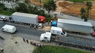 (URGENTE) Carro é prensado entre caminhões na Ivo Silveira - 1