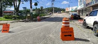 Pedestres desrespeitam sinalização e passam na ponte - 4