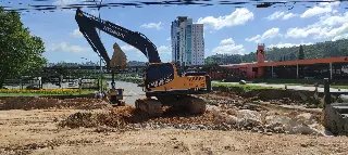 Pedestres desrespeitam sinalização e passam na ponte - 2