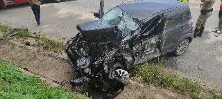 Mulher fica ferida em colisão entre carro e caminhão em Brusque  - 2
