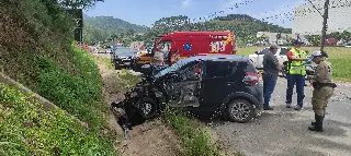 Mulher fica ferida em colisão entre carro e caminhão em Brusque  - 7