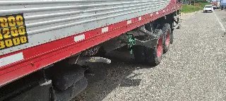 Mulher fica ferida em colisão entre carro e caminhão em Brusque  - 1