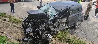 Mulher fica ferida em colisão entre carro e caminhão em Brusque  - 4