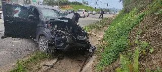 Mulher fica ferida em colisão entre carro e caminhão em Brusque  - 9