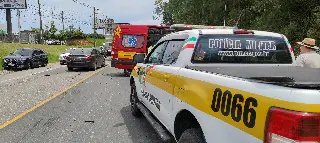 Mulher fica ferida em colisão entre carro e caminhão em Brusque  - 3