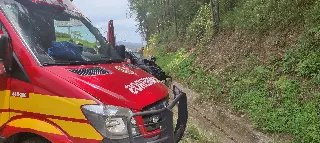 Mulher fica ferida em colisão entre carro e caminhão em Brusque  - 5
