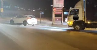 Caminhão e carro colidem no bairro Dom Joaquim  - 1