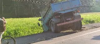 URGENTE - Caminhão acerta poste  durante a madrugada - 4