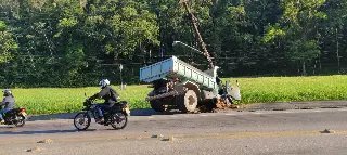 URGENTE - Caminhão acerta poste  durante a madrugada - 7