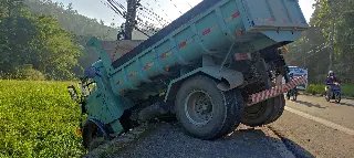 URGENTE - Caminhão acerta poste  durante a madrugada - 8