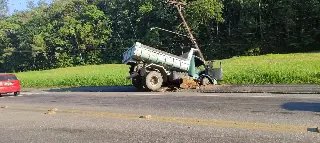 URGENTE - Caminhão acerta poste  durante a madrugada - 3