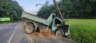 URGENTE - Caminhão acerta poste  durante a madrugada - 1