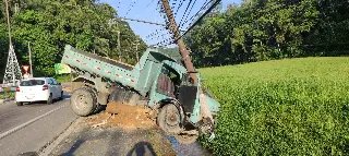 URGENTE - Caminhão acerta poste  durante a madrugada - 10