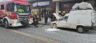 Veículo tem princípio de incêndio no centro de Brusque  - 6