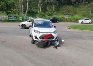 Moto acaba embaixo de carro após acidente em Brusque  - 2