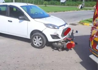 Moto acaba embaixo de carro após acidente em Brusque  - 3