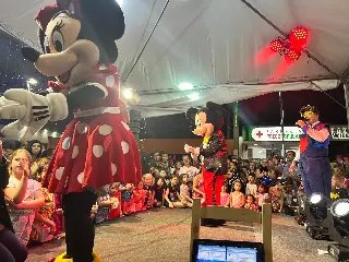 Personagens da Disney arrastam multidão à Praça Barão de Schneeburg - 1