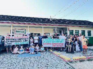 Pais e alunos realizam manifestação em frente a Escola de Brusque - 2