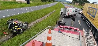 Saída de pista seguida de capotamento deixa um ferido na BR 470 - 2