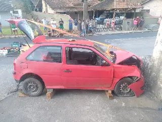 Quatro pessoas ficam feridas após colisão de carro contra muro - 1