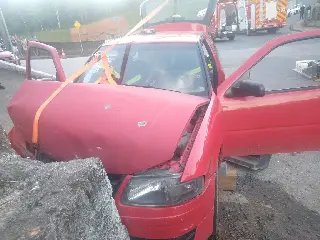Quatro pessoas ficam feridas após colisão de carro contra muro - 2