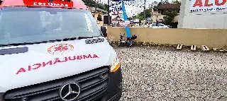 SAMU é acionado após jovem colidir mobilete em muro em Brusque  - 3