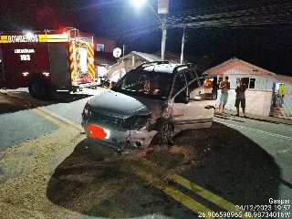 Duas pessoas ficam feridas após colisão entre carros e moto - 2