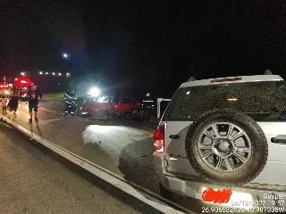 Duas pessoas ficam feridas após colisão entre carros e moto - 1