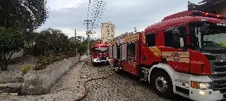 Casa é totalmente destruída por incêndio em Brusque  - 1