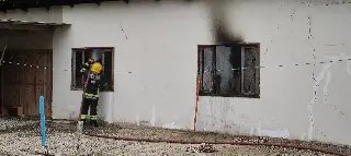 Casa é totalmente destruída por incêndio em Brusque  - 2