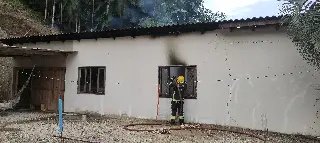 Casa é totalmente destruída por incêndio em Brusque  - 5