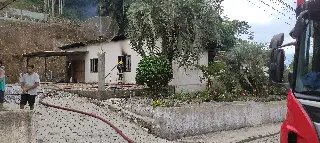 Casa é totalmente destruída por incêndio em Brusque  - 8
