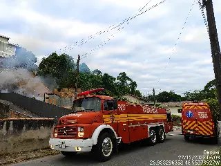 Casa de madeira é totalmente destruída por incêndio  - 2