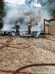 Casa de madeira é totalmente destruída por incêndio  - 1
