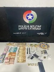 Homem é preso com drogas, dinheiro e arma de fogo - 1