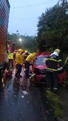 Caminhão e carro se chocam, deixando jovem ferido - 1