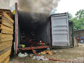 Bombeiros usam dez mil litros de água para conter incendio - 11