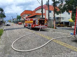 Bombeiros usam dez mil litros de água para conter incendio - 4