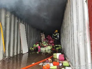 Bombeiros usam dez mil litros de água para conter incendio - 9