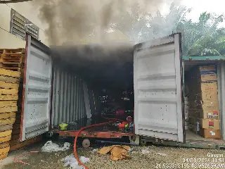 Bombeiros usam dez mil litros de água para conter incendio - 10