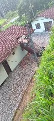 Carro despenca sobre casa durante a madrugada - 1