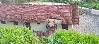 Carro despenca sobre casa durante a madrugada - 2