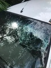 Carro acerta poste e deixa mulher gravemente ferida - 2